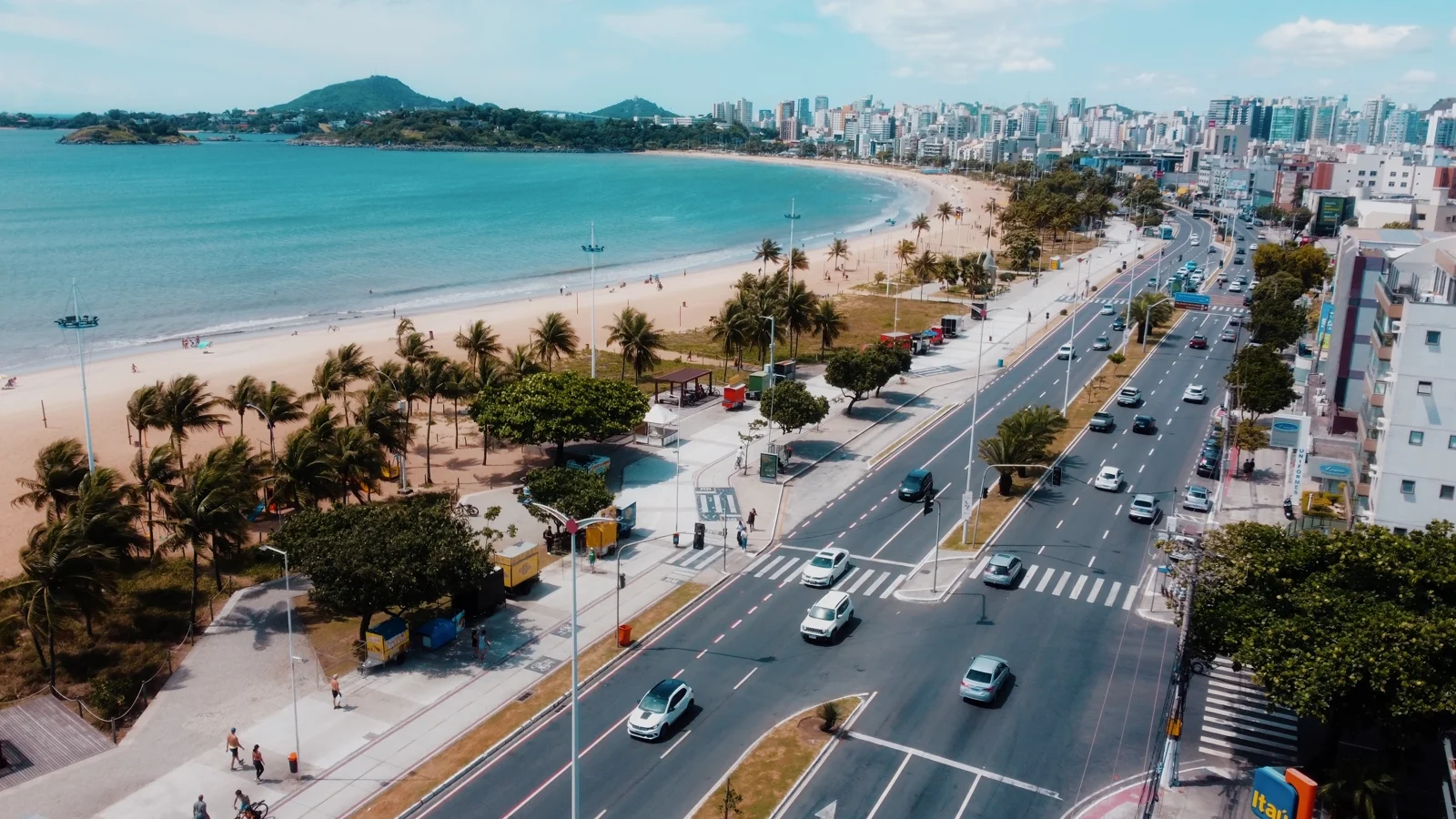 Praia e cidade vistas do alto