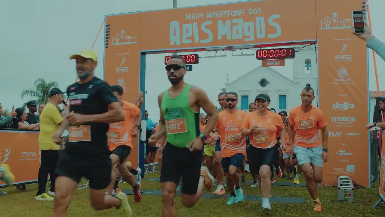 Atletas passando pelo pórtico da Meia Maratona dos Reis Magos